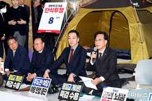 장동혁 단식 8일째 중단, 與 “다행” 野 “간곡한 호소에 응답”
