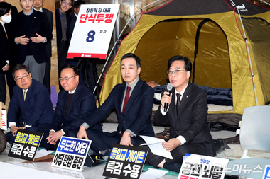 장동혁 단식 8일째 중단, 與 “다행” 野 “간곡한 호소에 응답”