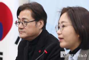 「M포토」 인사말하는 홍익표·김재연