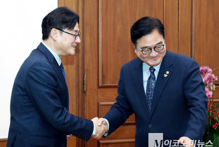 「M포토」 우원식 국회의장 예방한 홍익표 정무수석