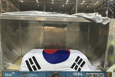 이해찬 전 총리 시신, 인천공항 도착...金총리 등 영접