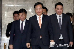 「M포토」 원내대책회의 참석하는 국민의힘 원내 지도부