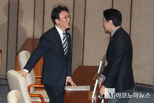 「M포토」 한준호 의원과 대화하는 김민석 총리