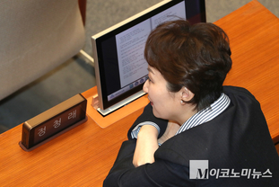 「M포토」 정청래 대표 자리에 앉은 이언주 최고