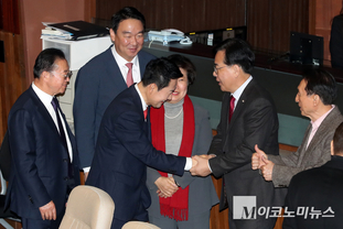 「M포토」 국힘 의원들의 환영 받는 장동혁