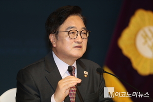 「M포토」 신년 기자회견에서 기자들의 질의에 답하는 우원식 의장