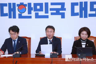 「M포토」 정책조정회의에서 발언하는 한병도