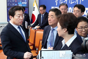 「M포토」 최고위 마치고 대화하는 황명선·강득구·이언주