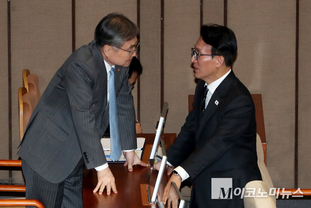 「M포토」 조현 외교부 장관과 대화하는 김민석 총리