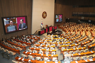 「M포토」 빈 의석 앞에서 대정부 질문 이어가는 김민석·주호영