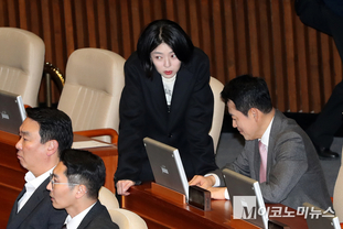 「M포토」 배현진 의원과 대화하는 장동혁 대표