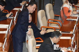 「M포토」 국회 본회의 참석한 김병기 의원