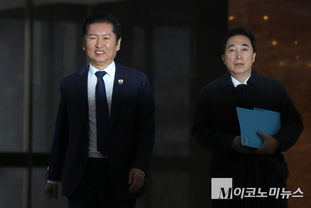 「M포토」 ‘합당 관련’ 비공개 의총 참석하는 정청래