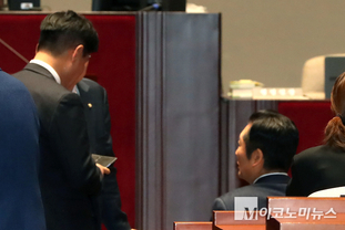 「M포토」 비공개 의총 참석 대화 나누는 정청래