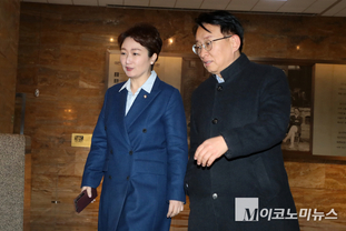 「M포토」 비공개 의총 참석하는 이언주·권칠승