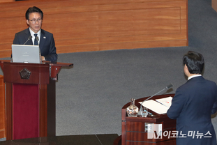 「M포토」 교육·사회·문화 분야 대정부질문에 답하는 김민석