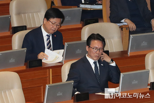 「M포토」 귀 만지는 김민석 국무총리