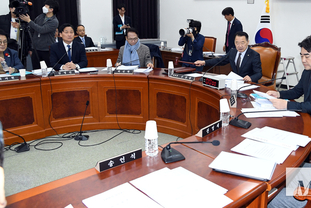 「M포토」 국회 정보위원회 전체회의