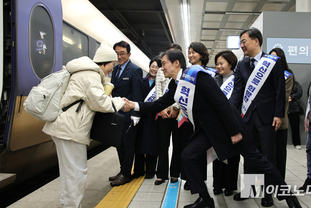 「M포토」 조국혁신당, 용산역 ‘설 명절 귀성 인사’