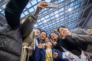 「M포토」 민주, 용산역 찾아 시민들과 귀성 인사
