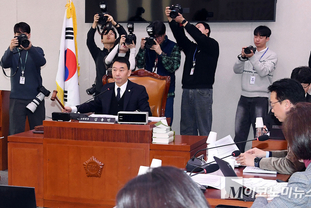 「M포토」 의사봉 두드리는 김용민 법사위 소위원장