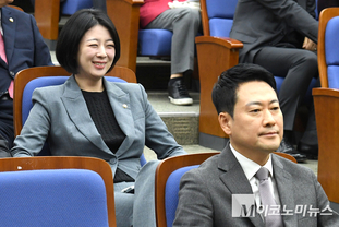 「M포토」 의원총회 참석한 배현진