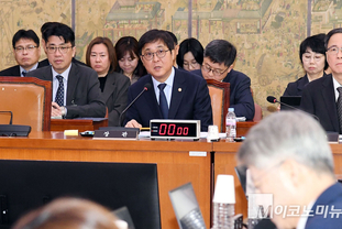 「M포토」 질의에 답하는 최휘영 문체부 장관