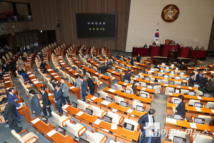 「M포토」 국힘 무제한 토론 돌입에 퇴정하는 의원들