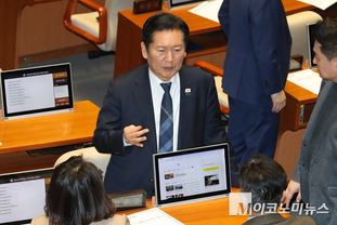 「M포토」 의원들과 대화하는 정청래 대표