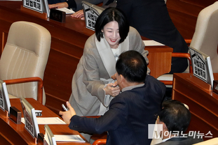 「M포토」 의원들과 인사하는 배현진 국민의힘 의원