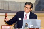 「M포토」 의사봉 두드리는 이창용 한국은행 총재