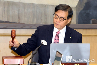 「M포토」 의사봉 두드리는 이창용 한국은행 총재