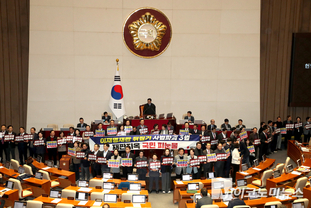 「M포토」 국힘, 국회 본회의서 ‘사법개혁 3법 반대’ 피켓 시위