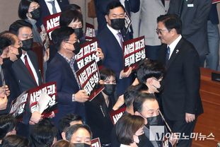 「M포토」 국힘 시위에도 투표하는 우원식·한병도·추미애·전재수