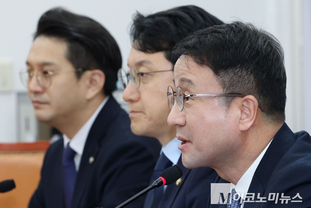 「M포토」 현안 관련 기자간담회에서 발언하는 한병도