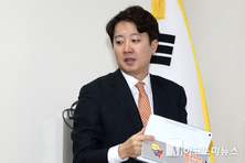 이준석, '장외투쟁 나서는 국힘에 "사법부 지키겠다고? 말 그대로 모순”