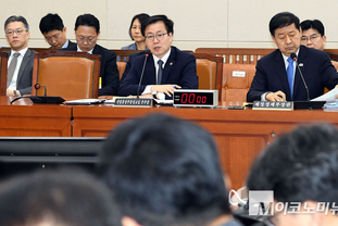 「M포토」 대미투자특위 출석해 답변하는 여한구