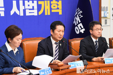 민주, 조희대에 “사법개혁 저항군 우두머리? 사퇴에도 타이밍 있어”