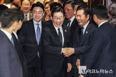 李대통령 국정 지지율 58.2···민주 48.1, 국힘 32.4