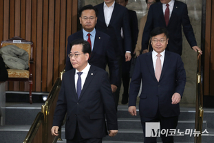 「M포토」 원내대책회의 참석하는 국힘 원내지도부