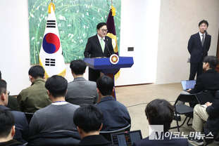 「M포토」 개헌 관련 긴급 기자회견에서 질의 답하는 우원식 의장