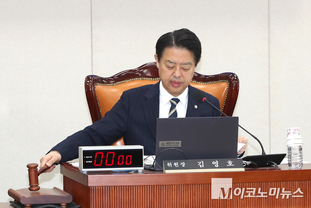 「M포토」 의사봉 두드리는 김영호 위원장