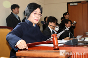 「M포토」 의사봉 두드리는 최민희 과방위원장