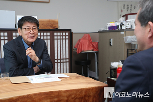 [M포토] 서삼석 민주당 의원과 담소 중인 정재현 전 의장