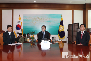 「M포토」 여야 원내대표 회동서 발언하는 우원식 의장