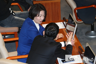 「M포토」 국회 본회의서 대화하는 추미애-김용민