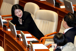 「M포토」 국회 본회의서 의원들과 대화하는 배현진