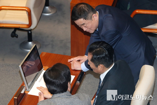 「M포토」 국회 본회의서 대화하는 정청래-강득구-황명선