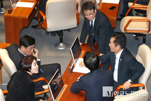 「M포토」 국회 본회의장서 대화하는 여당 지도부