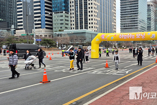 「M포토」 아침 햇살 따라 '쉬엄쉬엄' 차없는도로 걷는 기분